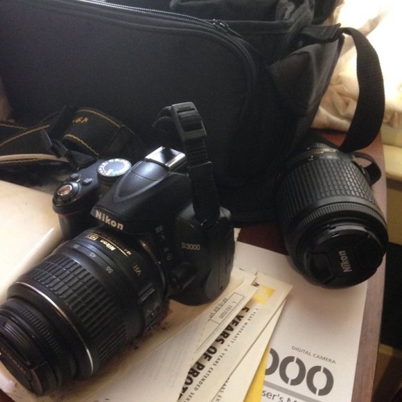 Nikon D3000 SLR camera with 2 zoom lenses and bag - Picture 1 of 1